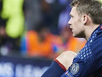 Manuel Neuer fractures his foo...